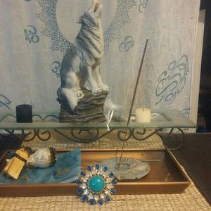 Multi-gemmed pin with stone center peice